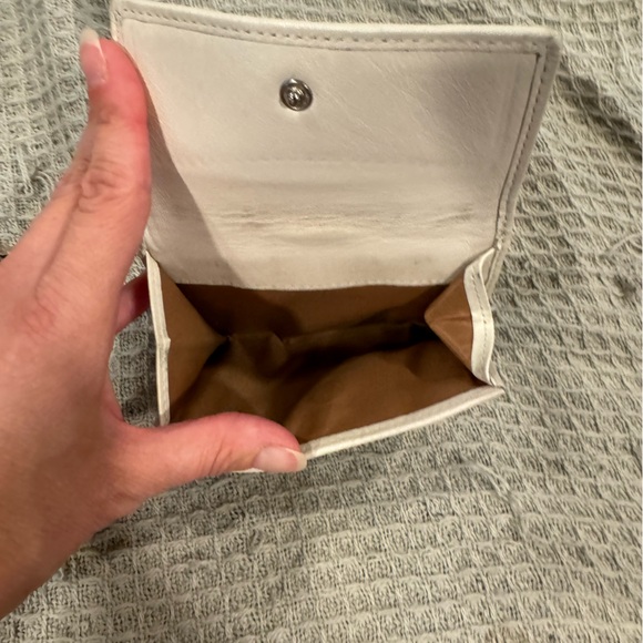 Small COACH White/Beige wallet with Big C, fits in medium/large handbags or tote - Picture 5 of 7